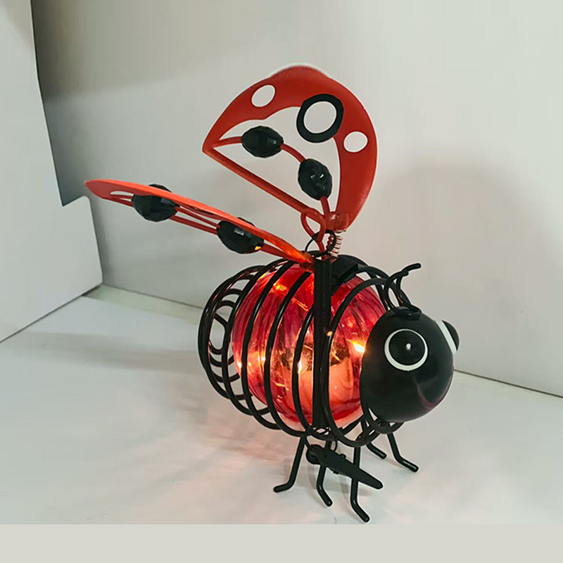 🐝 Solar-powered hanging light with a bee for outdoor use – The perfect gift for plant lovers, moms, or simply anyone who loves to smile ❤️